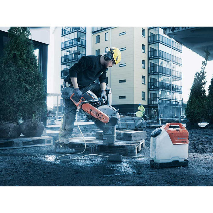 Cutting building blocks with Husqvarna K 770 Gas Power Cutter and water feed system