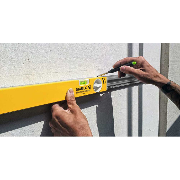 Marking a wall with Stabila Type 80 T Extendable level