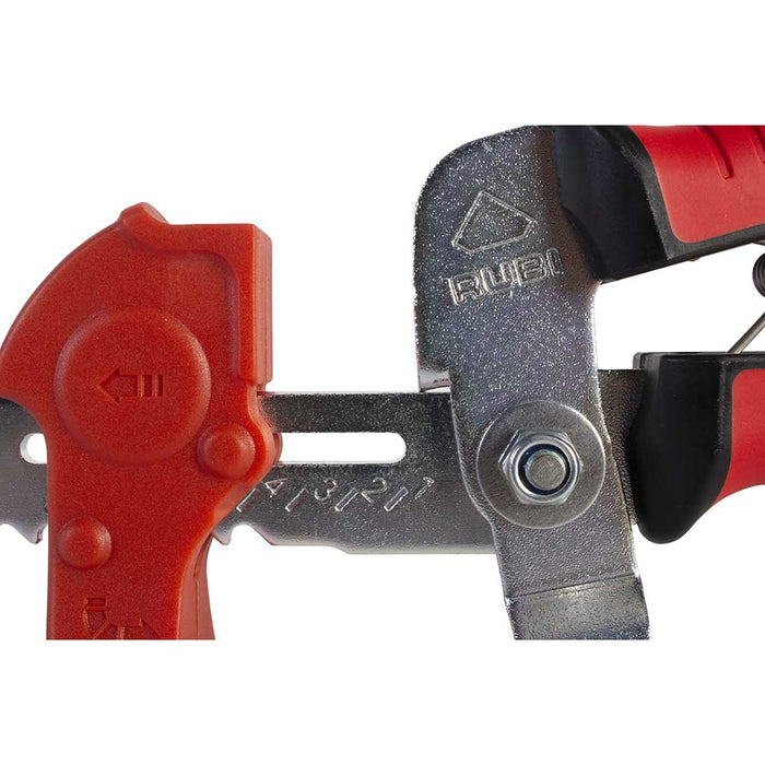 Adjustable pliers for different width of tile