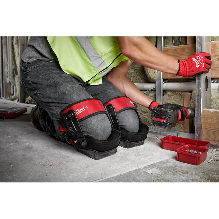 Installing wall frames close to the concrete floor with Milwaukee Stabilizer Performance Knee Pads