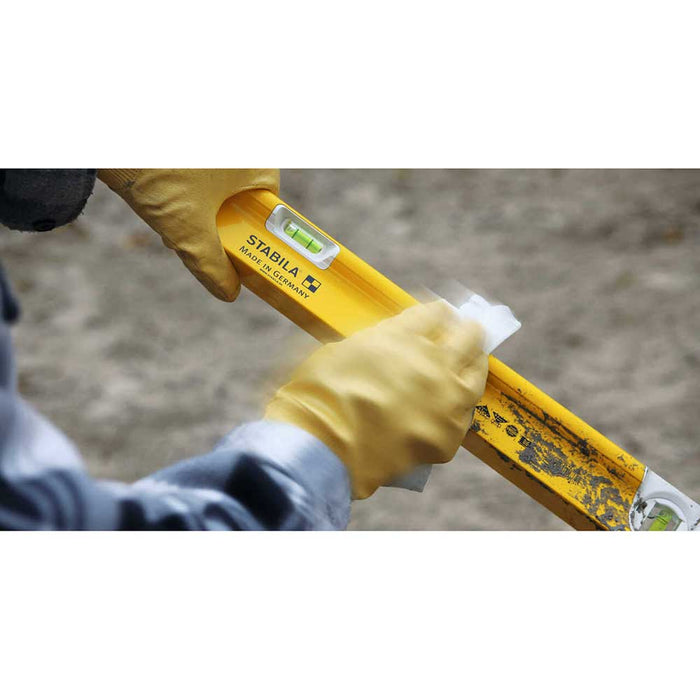 Cleaning dirt off Stabila R300 R-Beam Level easily with a rag